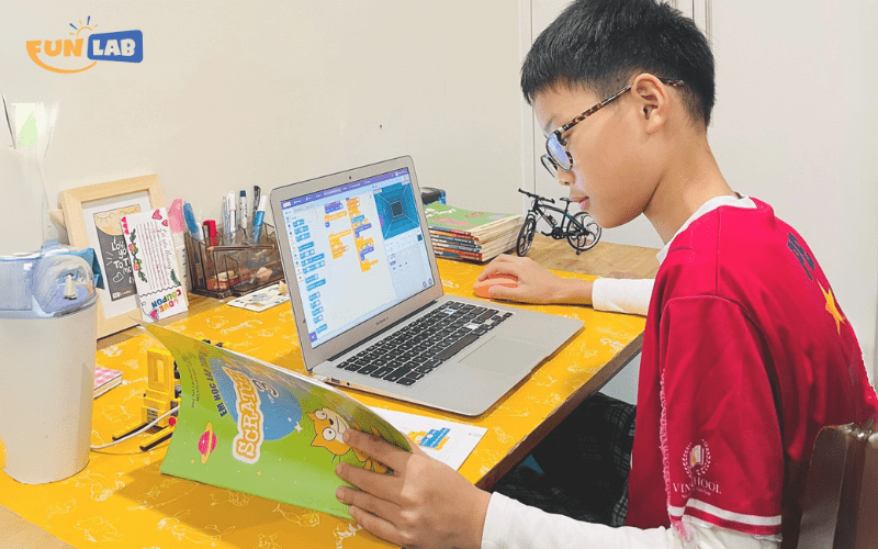 Bé học lập trình với Scratch